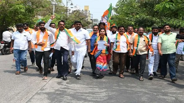 ఆరు గ్యారెంటీలు అమలు చేయాలి