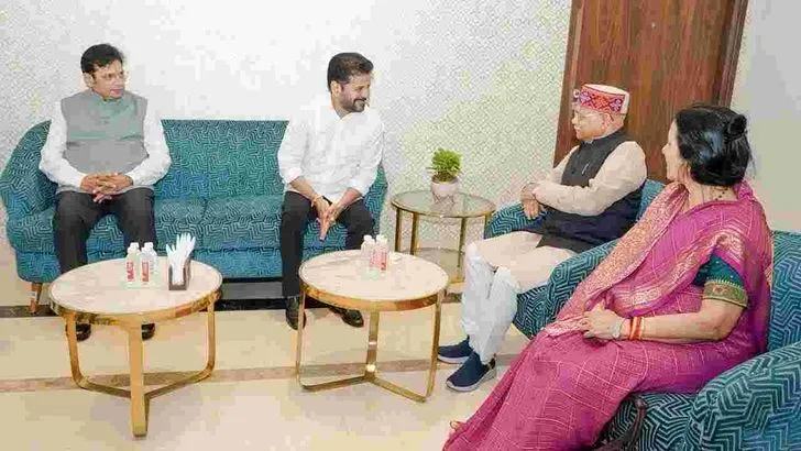 గవర్నర్ శివ ప్రతాప్ శుక్లా దంపతులకు స్వాగతం పలికిన సీఎం రేవంత్