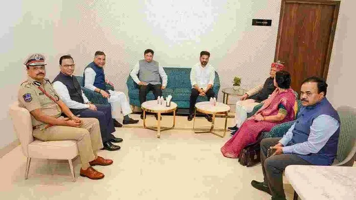 గవర్నర్ శివ ప్రతాప్ శుక్లా దంపతులకు స్వాగతం పలికిన సీఎం రేవంత్