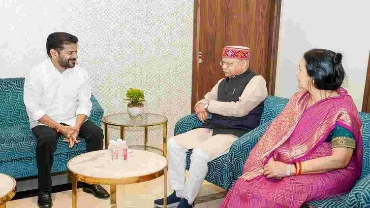 గవర్నర్ శివ ప్రతాప్ శుక్లా దంపతులకు స్వాగతం పలికిన సీఎం రేవంత్