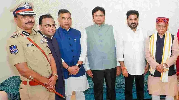 గవర్నర్ శివ ప్రతాప్ శుక్లా దంపతులకు స్వాగతం పలికిన సీఎం రేవంత్