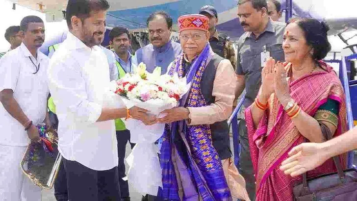 గవర్నర్ శివ ప్రతాప్ శుక్లా దంపతులకు స్వాగతం పలికిన సీఎం రేవంత్
