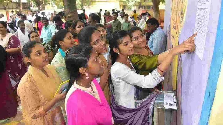 ఏపీలో ప్రారంభమైన పదవ తరగతి పరీక్షలు.. పరీక్షా కేంద్రాల దగ్గర విద్యార్థుల సందడి
