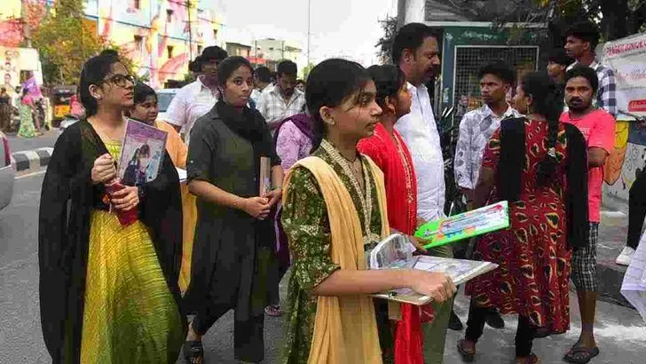 ఏపీలో ప్రారంభమైన పదవ తరగతి పరీక్షలు.. పరీక్షా కేంద్రాల దగ్గర విద్యార్థుల సందడి