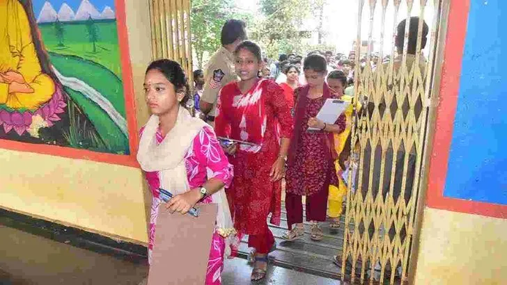 ఏపీలో ప్రారంభమైన పదవ తరగతి పరీక్షలు.. పరీక్షా కేంద్రాల దగ్గర విద్యార్థుల సందడి