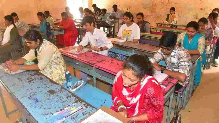 ఏపీలో ప్రారంభమైన పదవ తరగతి పరీక్షలు.. పరీక్షా కేంద్రాల దగ్గర విద్యార్థుల సందడి