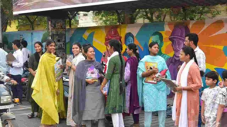 ఏపీలో ప్రారంభమైన పదవ తరగతి పరీక్షలు.. పరీక్షా కేంద్రాల దగ్గర విద్యార్థుల సందడి
