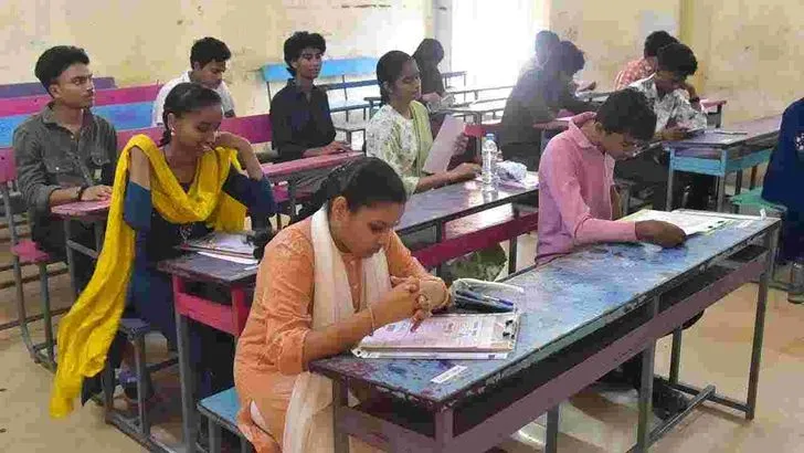 ఏపీలో ప్రారంభమైన పదవ తరగతి పరీక్షలు.. పరీక్షా కేంద్రాల దగ్గర విద్యార్థుల సందడి