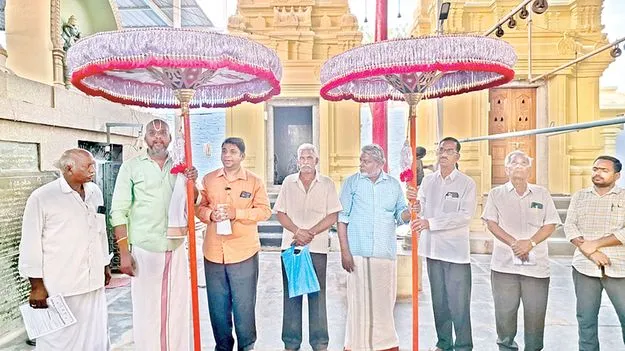 ఆలయానికి ఉత్సవ గొడుగుల సమర్పణ