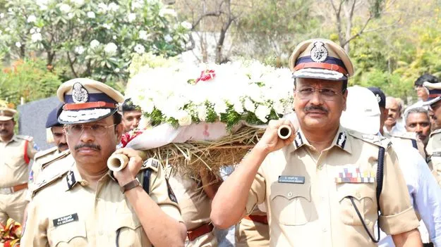 హెచ్‌జే దొర పాడె మోసిన డీజీపీ శివధర్‌రెడ్డి