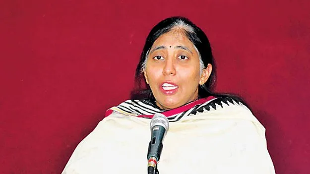 ఎవరినో కాపాడాలని చూస్తోంది!