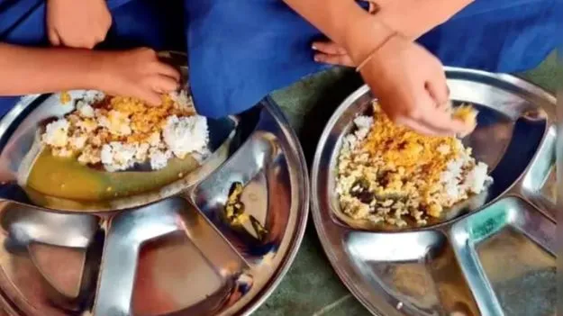 టీచర్‌ రుచి చూశాకే.. పిల్లలకు!