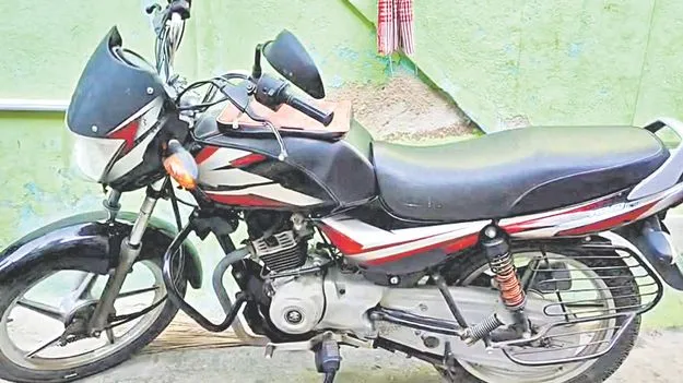 బోరు చేయించిన బైక్‌ ప్రాణం తీసింది!