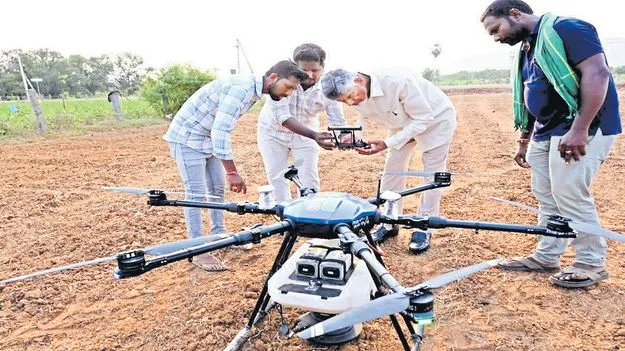పొలాల్లో తిరుగుతూ.. రైతులను కలుస్తూ.. 