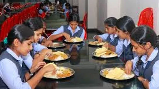 హాస్టల్‌ విద్యార్థినులకు హోటల్‌ భోజనం