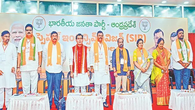 కొత్త ఓటర్లను చేర్పించడంలో పోటీపడాలి