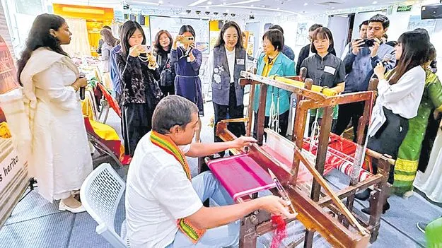 చైనాలో చేనేత పట్టుచీర తయారీ ప్రదర్శన