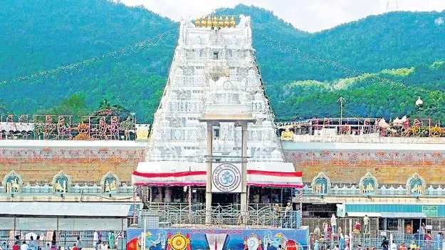 క్యూలైన్‌లో టీటీడీకి వ్యతిరేకంగా నినాదాలు 