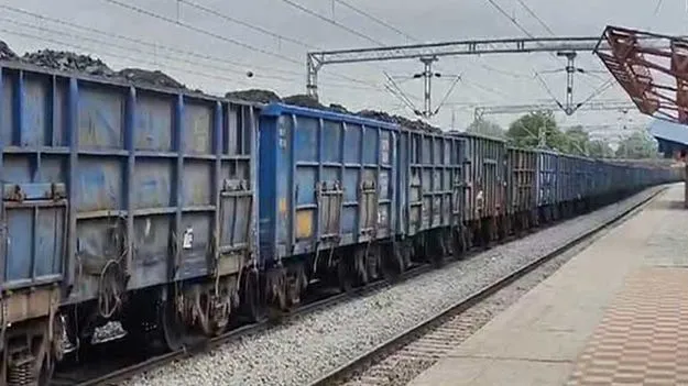 గూడ్స్‌ రైలులో మంటలు 