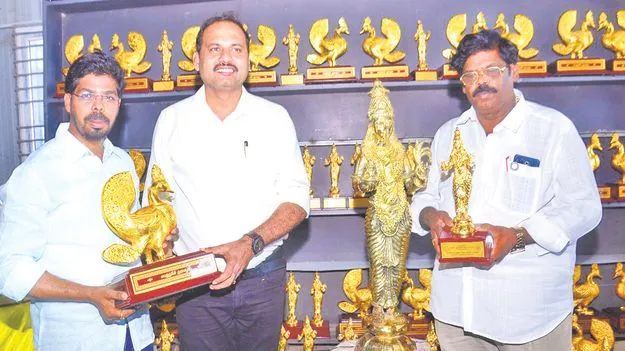 ఉగాదికి అవార్డుల ‘కళ’ 