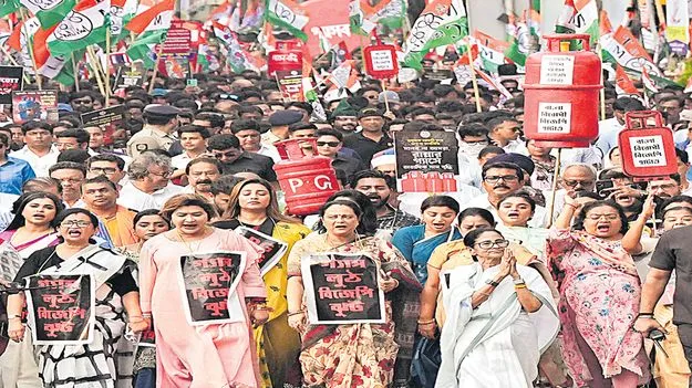 బెంగాల్‌ సీఎస్‌, డీజీపీపై వేటు