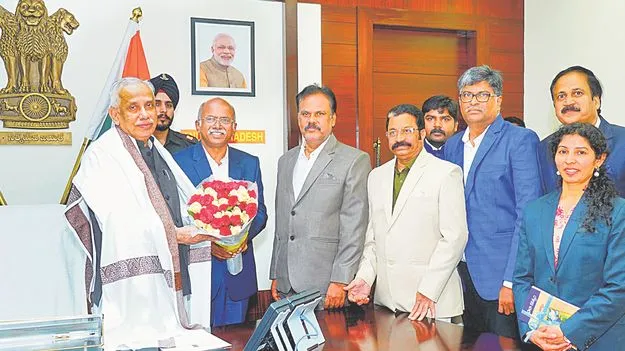 గవర్నర్‌తో ఆర్‌టీఐ కమిషనర్ల భేటీ