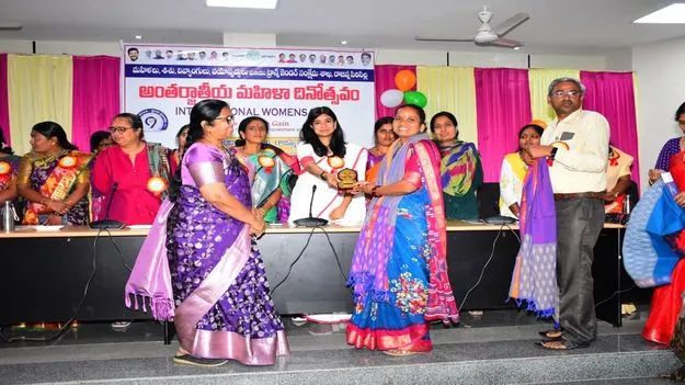 మహిళలు అన్నిరంగాల్లో అభివృద్ధి సాధించాలి