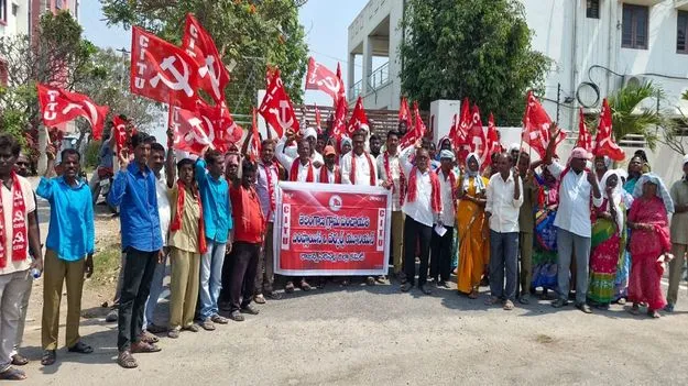 కార్మికుల సమస్యలను ప్రభుత్వం దృష్టికి తీసుకెళ్లాలి