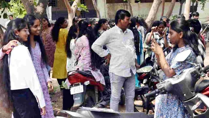 ఎగ్జామ్స్ ఫినిష్..  కాలేజీ వద్ద విద్యార్థుల సెల్ఫీలు.. కోలాహలం