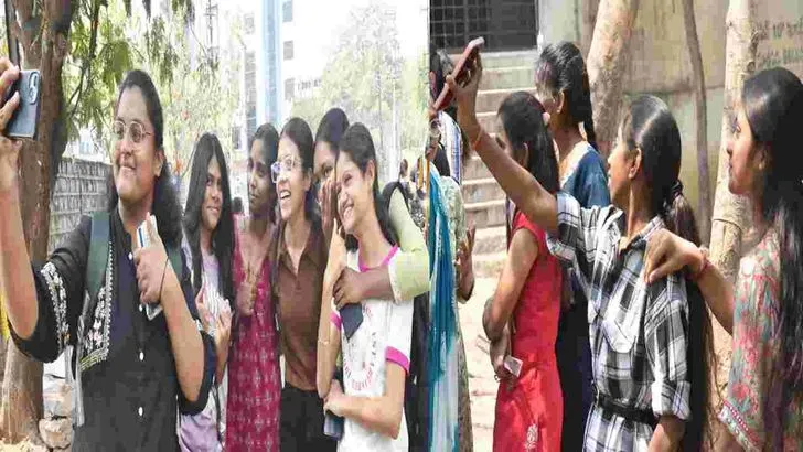ఎగ్జామ్స్ ఫినిష్..  కాలేజీ వద్ద విద్యార్థుల సెల్ఫీలు.. కోలాహలం