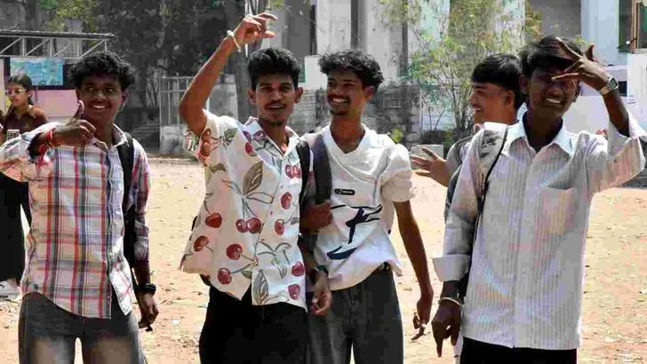 ఎగ్జామ్స్ ఫినిష్..  కాలేజీ వద్ద విద్యార్థుల సెల్ఫీలు.. కోలాహలం