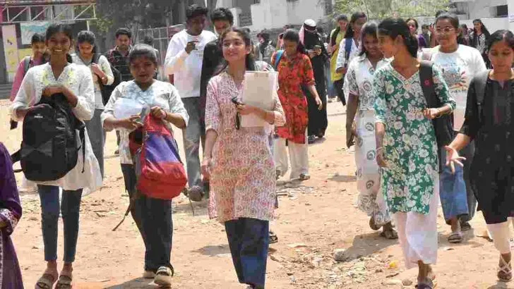 ఎగ్జామ్స్ ఫినిష్..  కాలేజీ వద్ద విద్యార్థుల సెల్ఫీలు.. కోలాహలం