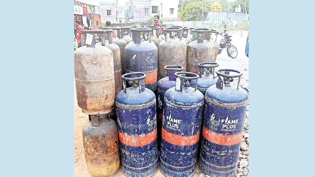 వాణిజ్య సిలిండర్లకు కొరత