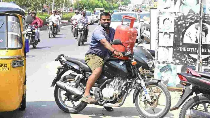 వంట గ్యాస్ కోసం ఏజెన్సీల వద్ద క్యూ కట్టిన ప్రజలు 