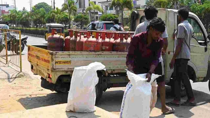 వంట గ్యాస్ కోసం ఏజెన్సీల వద్ద క్యూ కట్టిన ప్రజలు 