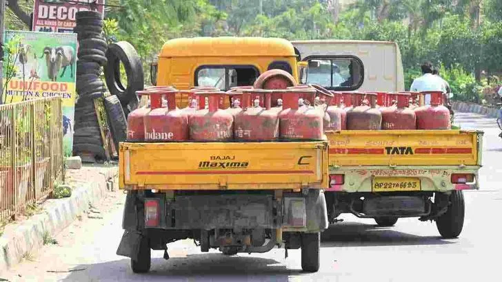 వంట గ్యాస్ కోసం ఏజెన్సీల వద్ద క్యూ కట్టిన ప్రజలు 