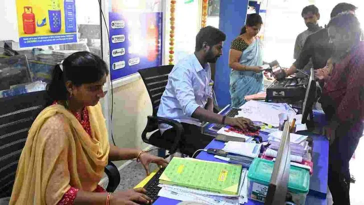 వంట గ్యాస్ కోసం ఏజెన్సీల వద్ద క్యూ కట్టిన ప్రజలు 