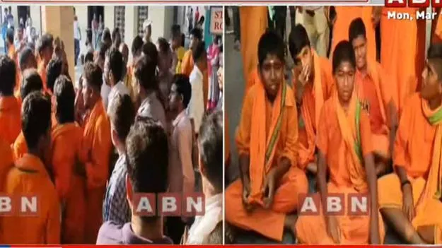 హనుమాన్ మాలతో స్కూల్‌కు విద్యార్థులు.. అడ్డుకున్న యాజమాన్యం
