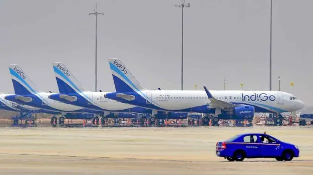ఇండిగో షాక్.. ఇంధనం సర్‌చార్జి పేరుతో ప్రయాణికులపై అదనపు భారం