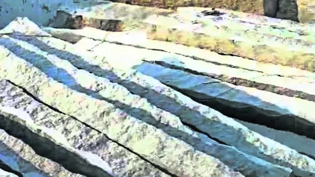 గుట్టను తొలిచి..కడీల వ్యాపారం