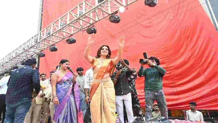 సిద్దిపేట విశాల షాపింగ్ మాల్ ప్రారంభం.. సందడి చేసిన నిధి అగర్వాల్