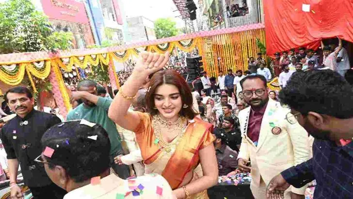 సిద్దిపేట విశాల షాపింగ్ మాల్ ప్రారంభం.. సందడి చేసిన నిధి అగర్వాల్