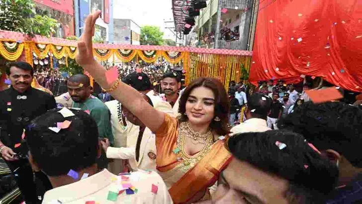 సిద్దిపేట విశాల షాపింగ్ మాల్ ప్రారంభం.. సందడి చేసిన నిధి అగర్వాల్