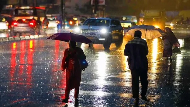 తెలుగు రాష్ట్రాలకు బిగ్ అలర్ట్.. ఈ జిల్లాల్లో భారీ వర్షాలు..