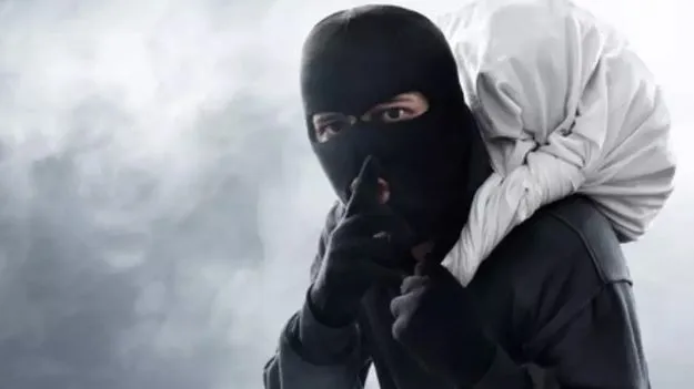 మాజీ మంత్రి కఠారి ఈశ్వర్ ఇంట్లో చోరీ... పోలీసుల దర్యాప్తు