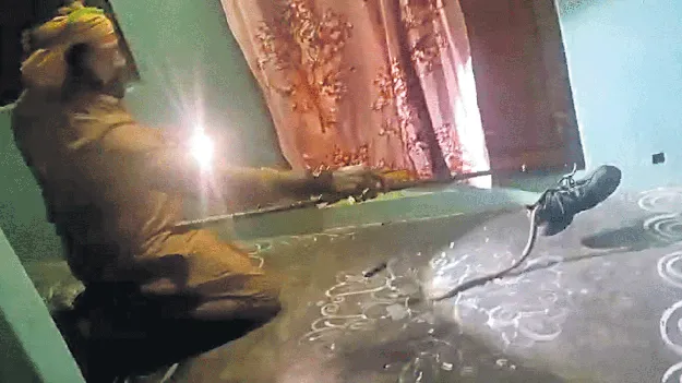 బూట్లో బుస్‌ బుస్‌..