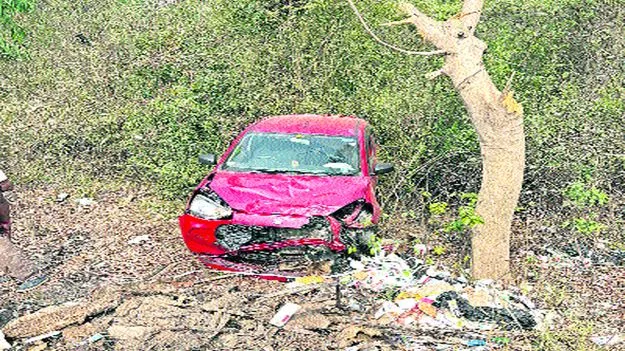 మళ్లీ అదే చోట కారు బోల్తా 