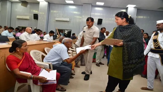 ప్రజావాణి దరఖాస్తులను పెండింగ్‌లో ఉంచవద్దు