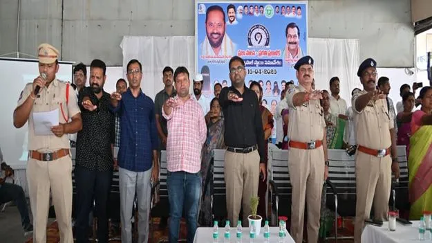 రోడ్డు ప్రమాదాల నియంత్రణకు కలిసి కట్టుగా పని చేయాలి