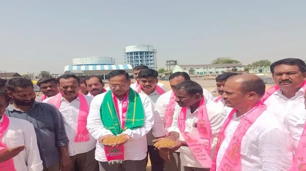 మార్కెట్‌ యార్డులో అన్నదాతల అరిగోస  